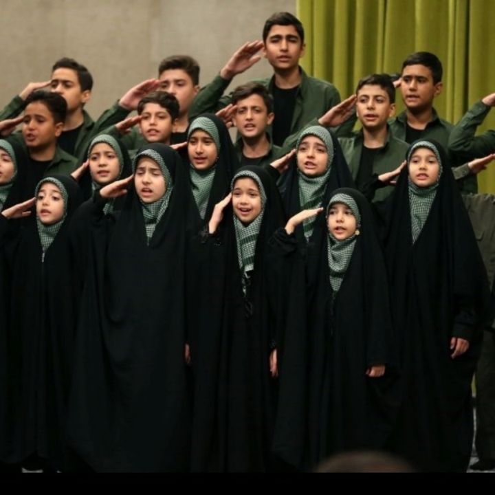 جلد کتاب صوتی سرود خوانی دانش آموزان در دیدار با رهبری